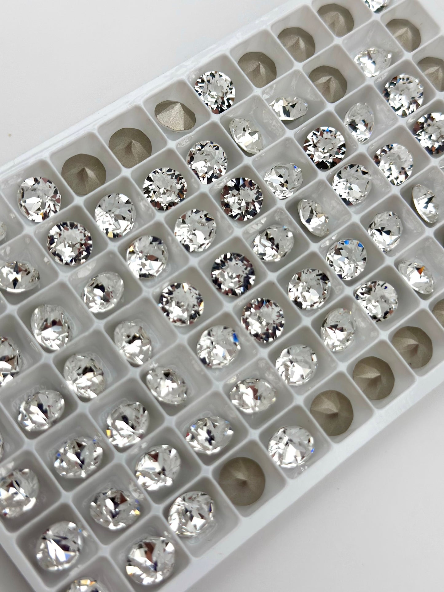 Luxe 8mm Round Shape Foiled Pointed Back Rhinestones for Nails Arts and DIY
