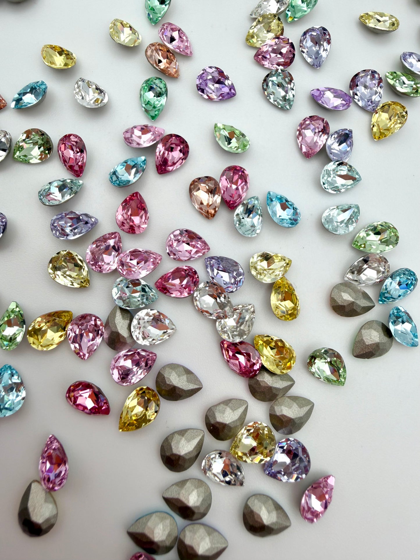 Luxe 6x8mm Medium Tear Drop Foiled Pointed Back Rhinestones for Nails Arts and DIY