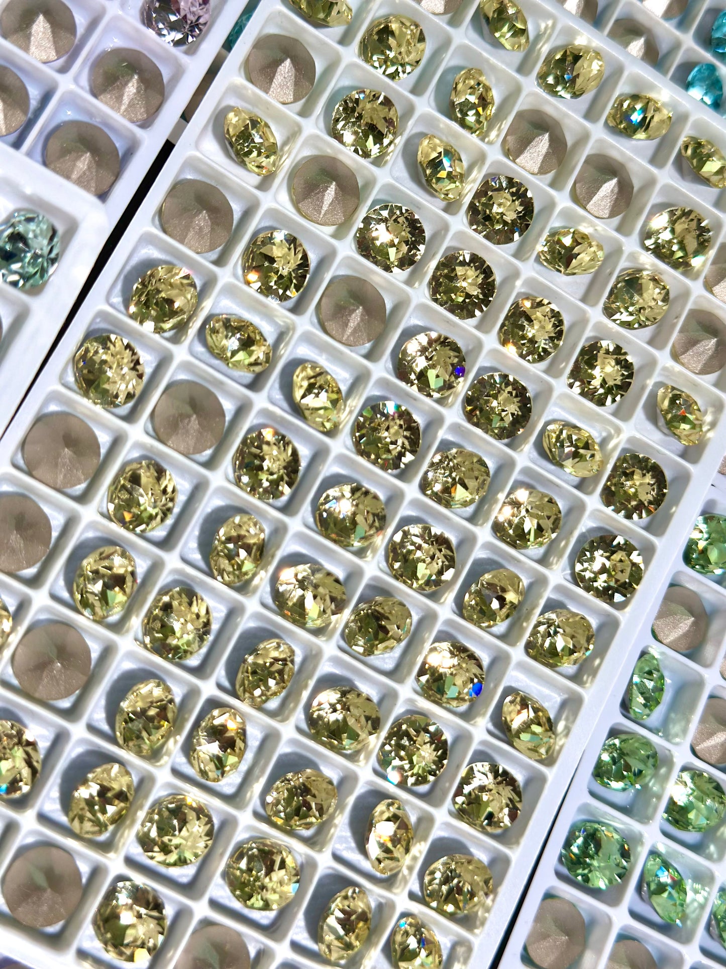 Luxe 8mm Round Shape Foiled Pointed Back Rhinestones