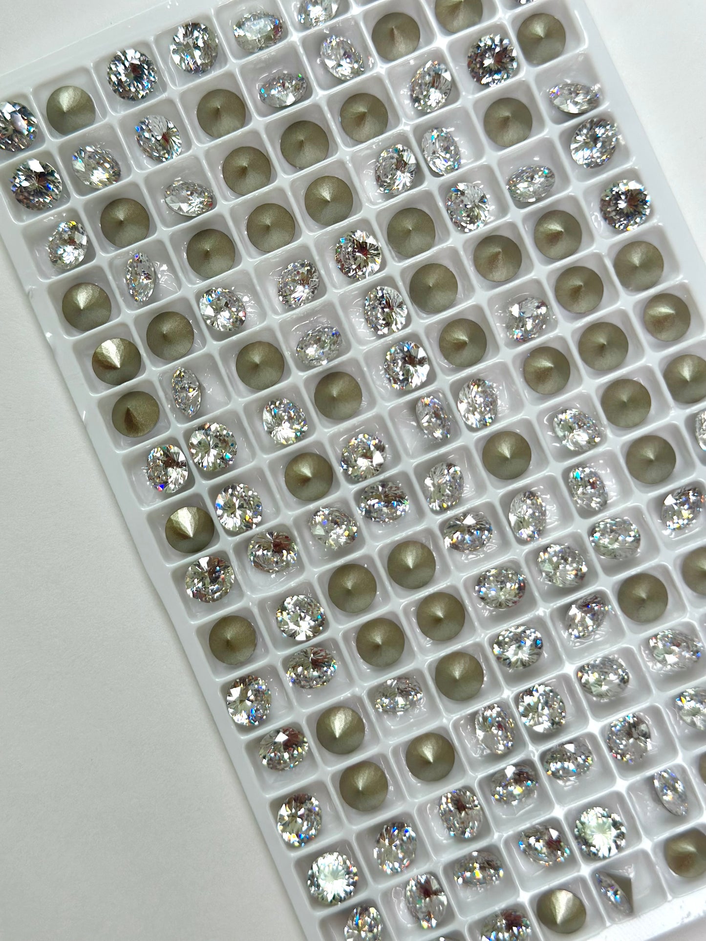Round Shape Foiled Pointed Back CZ Rhinestones for Nail Art and DIY