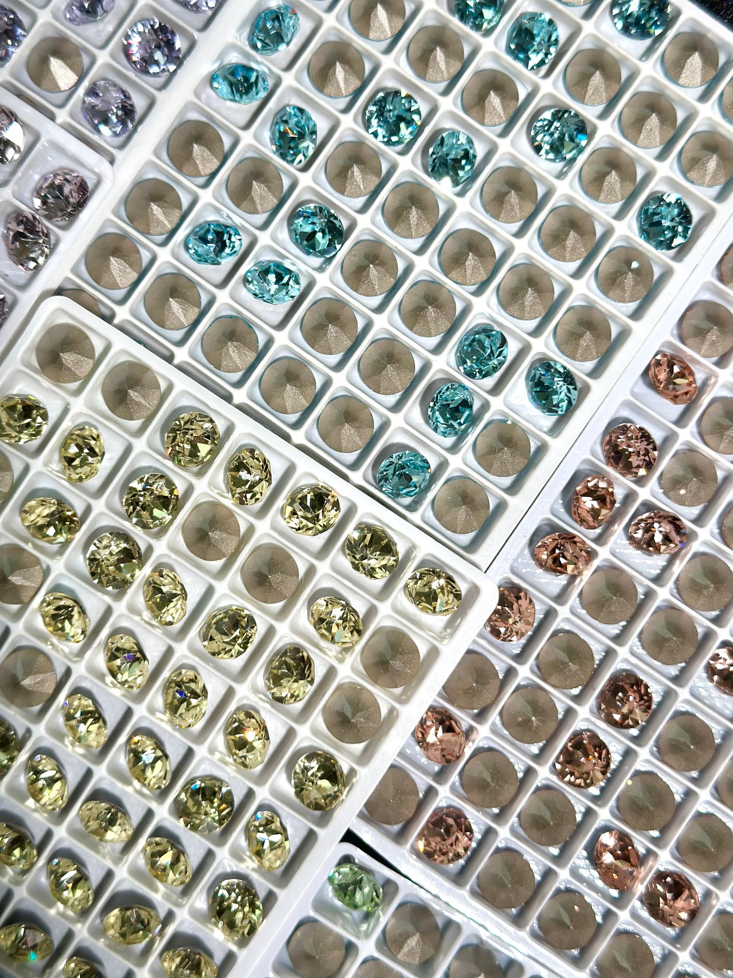 Luxe 8mm Round Shape Foiled Pointed Back Rhinestones