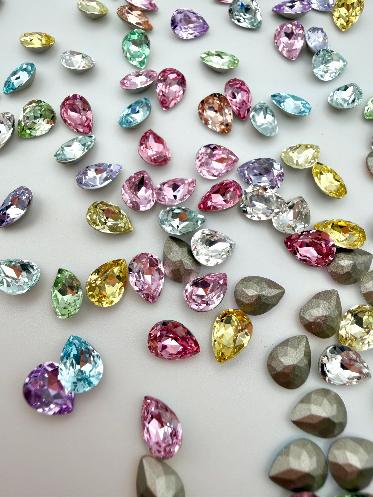 Luxe 6x8mm Medium Tear Drop Foiled Pointed Back Rhinestones for Nails Arts and DIY